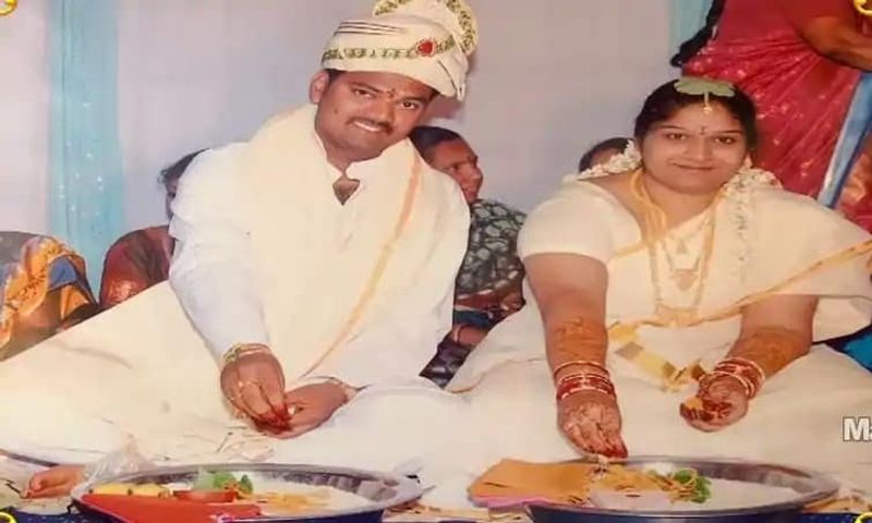 సుడిగాలి సుధీర్ టీం లో ఆటో పంచ్ లకు ఫేమస్ అయిన రామ్ ప్రసాద్ ని పెళ్లి వేదికపై చూడవచ్చు.