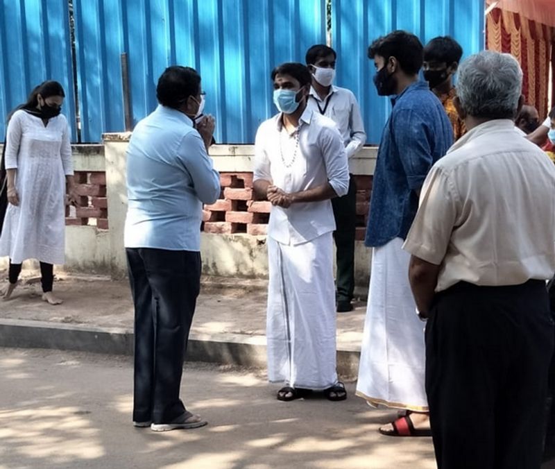 വീട് വയ്ക്കുന്നതിന്റെ പൂജ ചടങ്ങുകളുടെ ഫോട്ടോകളാണ് ചര്ച്ചയാകുന്നത്.