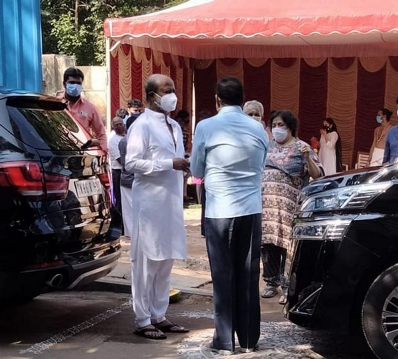 രജനികാന്തും ഭാര്യ ലതയും ധനുഷിന്റെ വീടിന്റെ പൂജ ചടങ്ങുകള്ക്കായി എത്തിയിരുന്നു.
