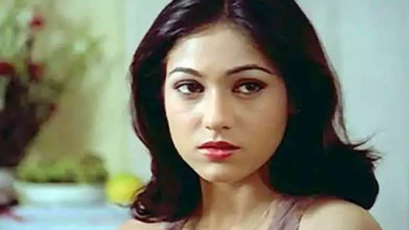 यासिर उस्मान की किताब संजय दत्त : द क्रेजी अनटोल्ड लव स्टोरी ऑफ बॉलीवुड बैड ब्वॉय में इस बात जिक्र है कि जब टीना, संजय को छोड़कर गई तो वे अपना आपा खो बैठे थे। इतना ही नहीं नशे की हालत में हाथ में बंदूक लिए आधी रात को सड़क पर फायर करते हुए दौड़े थे। यह देख पड़ोसियों ने पुलिस बुला ली थी। 