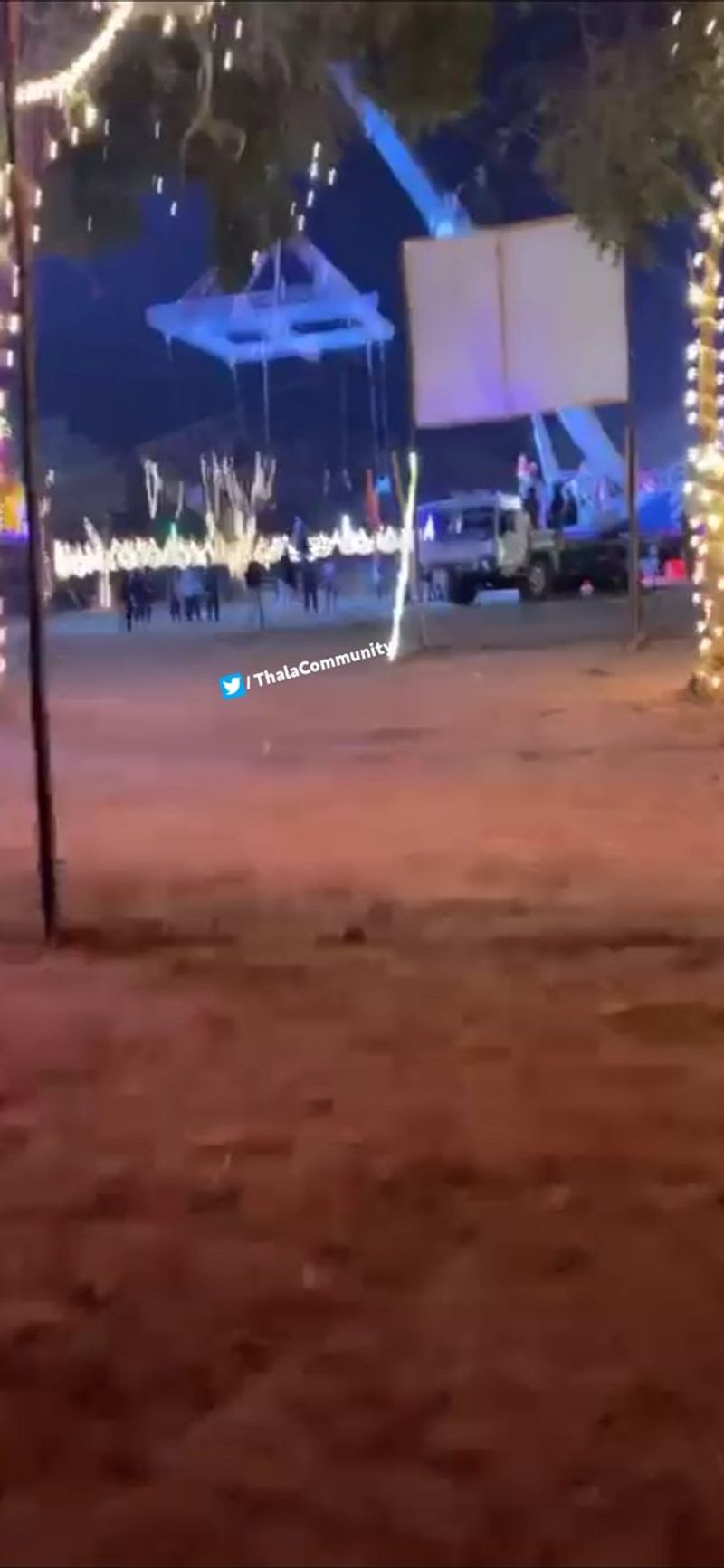 ஜிகு ஜிகுவென லைட் வெளிச்சத்தில் ஜொலிக்கும் இந்த போட்டேக்களைப் பார்த்து ரசிகர்கள் வேற லெவலுக்கு மகிழ்ச்சி அடைந்துள்ளனர். 