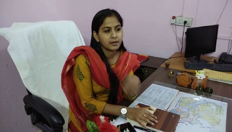 पिंकी मीणा जयपुर जिले में चौमूं के चिथवाड़ी गांव की रहने वाली हैं। उनके पिता किसान हैं। उन्होंने पहली बार में ही पीसीएस की परीक्षा क्लीयर कर ली थी, लेकिन 21 साल उम्र नहीं होने के कारण वे इंटरव्यू नहीं दे पाई थीं। हालांकि साल 2016 में फिर से मेरिट के साथ परीक्षा क्लियर की। जिसके बाद उन्हें पहली पोस्टिंग टोंक में मिली थी।