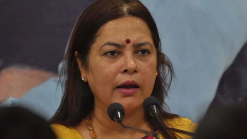 మీనాక్షి లేకి
మీనాక్షి లేఖీ పింక్ గధ్వాల్ చీరకు, ఎంబ్రాయిడరీ నీలిరంగు అంచుతో.. పెద్ద బొట్టుతో మెరిసిపోయారు. లేఖి ఢిల్లీనుంచి రెండోసారి బీజేపీ నుంచి ఎంపీగా ఎన్నికయ్యారు. 