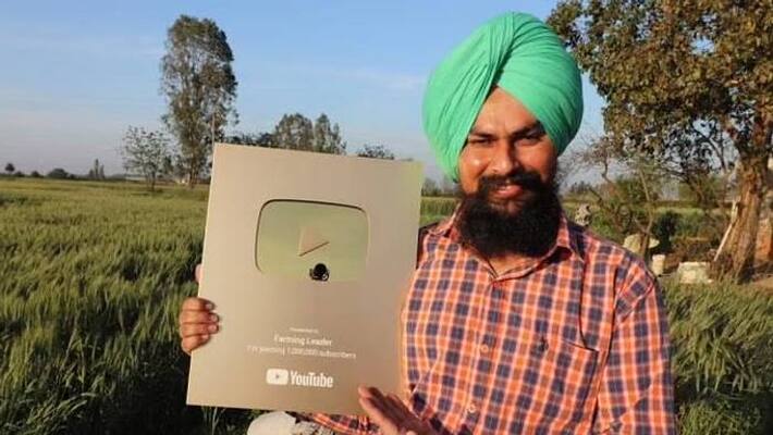 farmer helps other farmers via YouTube farmer helps other farmers via YouTube