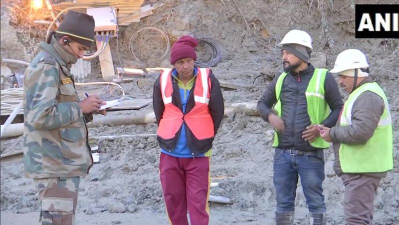 चमोली हादसे के गुजरे भले ही 5 दिन हो गए हों, लेकिन लोगों में डर अब भी बराबर बना हुआ है। यह तस्वीर रेस्क्यू टीम की है, जो दिनरात लोगों को बचाने में जुटी हुई है। लेकिन जैसे-जैसे समय गुजर रहा, निराशा बढ़ती जा रही है।