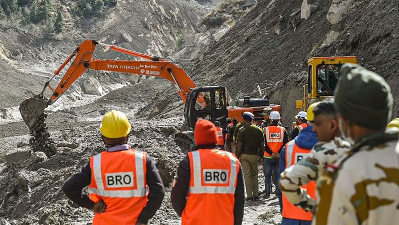 चमोली त्रासदी के ऐसे कई वीडियो सामने आए, जिसमें साफ दिखाई दिया कि ग्लेशियर टूटने के बाद जो जलप्रलय आई, वो अपने रास्ते को साफ करते हुए चली गई।