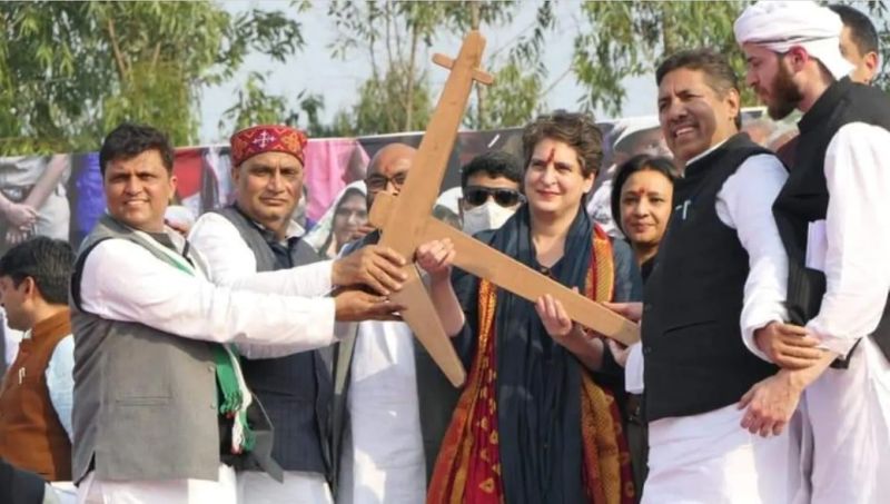 खुद को हिंदुत्व से जोड़ रही प्रियंका
मीडिया रिपोर्ट्स के मुताबिक खुद को हिंदुत्व से जोड़ने का प्रियंका गांधी पूरा प्रयास कर रही हैं। एक दिन पहले किसान पंचायत में हिस्सा लेने के लिए देहरादून के एयरपोर्ट से बाहर निकलीं तो हाथ में रुद्राक्ष की माला लिए नजर आईं थी।