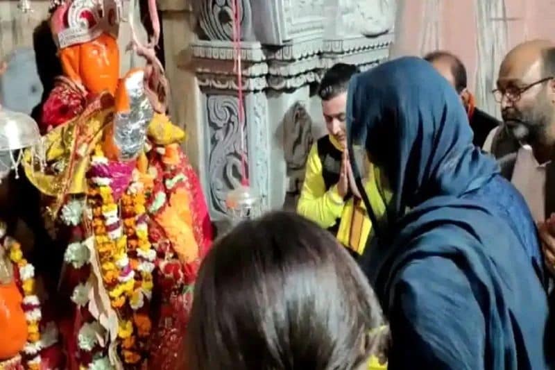 इसलिए पश्चिम से की शुरूआत
तीन कृषि कानूनों के खिलाफ दिल्ली सीमा पर चल रहे किसानों के आंदोलन के समानांतर यूपी में प्रियंका वाड्रा भी चार पंचायतों को संबोधित कर गांव-किसानों के बीच पार्टी की जमीन तैयार करने का प्रयास करेंगी। किसान पश्चिम यूपी की सियासत की दशा और दिशा तय करते हैं, जिसे कांग्रेस बाखूबी तरीके से समझ गई है उसे अब कैश कराने की जुगत में है। 2009 के चुनाव में कांग्रेस को पश्चिम यूपी में अच्छी खासी सीटें मिली थीं, जिसे अब वो दोबारा से हासिल करना चाहती है।