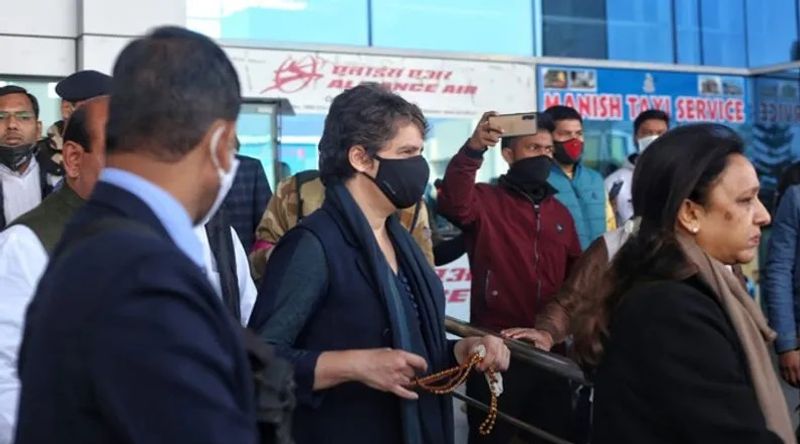 प्रयागराज की सियासत को देंगी नया संकेत
संगम में डुबकी लगाने के बाद प्रियंका तीन किलोमीटर पैदल चलेंगी। वह त्रिवेणी मार्ग से द्वारका शारदा पीठ के शंकराचार्य स्वामी स्वरूपानंद के शिविर पहुंचेंगी। यहां कुछ देर शंकराचार्य से बात करेंगी। फिर वापस अरैल पहुंचेंगी। इसके बाद काफिले के साथ आनंद भवन पहुंचेंगी। आनंद भवन में विश्राम के बाद प्रियंका वापस दिल्ली के लिए निकलेंगी। साथ वह प्रयागराज की सियासत को नया संकेत भी दे जाएंगी। 