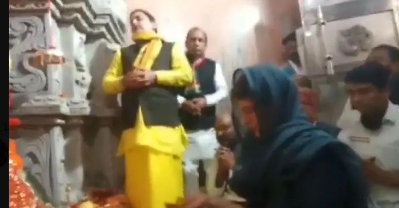 किसान पंचायत के माध्यम से कर रही ये कोशिश
किसान पंचायत की शुरुआत भी उन्होंने माता शाकंभरी से किया। उन्होंने मंच से मां शाकंभरी कथा भी सुनाई थीं। इसके पीछे उनकी मंशा हिंदू और मुस्लिमों को किसान आंदोलन में भाजपा के खिलाफ कांग्रेस के साथ जोड़ने की रही।