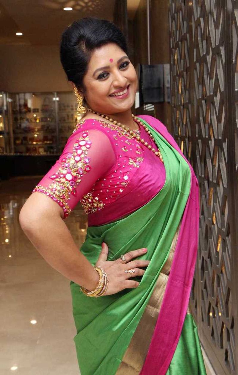 నటి సన తెలుగులో ఎంతగా పాపులర్ అయ్యిందో తెలిసిందే. ఆమె అనేక సినిమాల్లో హీరోహీరోయిన్లకి తల్లిగా, అత్తగా, ఇతర కీలక పాత్రలు పోషించి మెప్పించారు. తనకంటూ ఓ మంచి గుర్తింపు తెచ్చుకున్నారు.