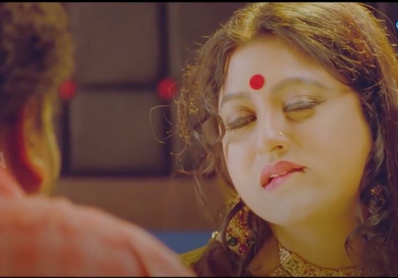 ఓ మలయాళ సినిమాలో తాను ఫస్ట్ టైమ్ బోల్డ్ రోల్ చేసింది. ఓ సినిమాలో హీరో తండ్రి కొడుకులుగా డ్యుయెల్ రోల్ చేశారని, అందులో తాను తండ్రికి భార్యగా నటించానని చెప్పింది.