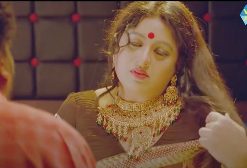 ఈ విషయంలో తన తండ్రి సపోర్ట్ చేశారని, చిన్న సీనే కదా చేయమని ఒత్తిడి తెచ్చారట. నాన్న ఒత్తిడితోనే ఓ సీన్ చేశానని చెప్పింది సనా.