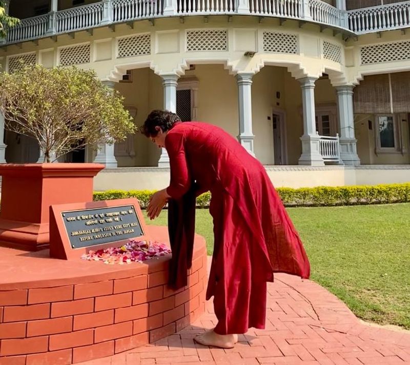 कांग्रेस महासचिव प्रियंका गांधी आनंद भवन पहुंची। जहां संगम विसर्जन से पूर्व रखी गई पंडित जवाहरलाल नेहरू की अस्थियों के स्थल पर श्रद्धांजलि अर्पित की।
