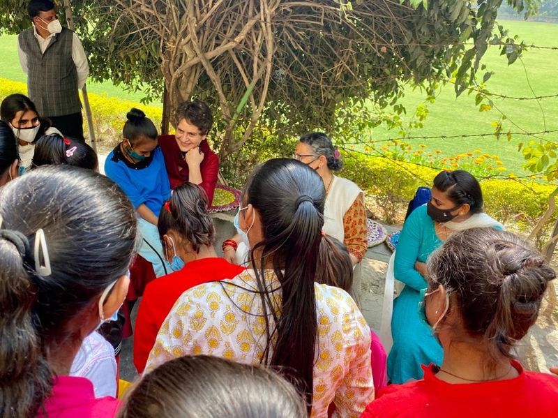 प्रियंका गांधी आनंद भवन स्थित अनाथालय में गई। जहां अनाथ बच्चों के साथ समझ गुजारी। इस दौरान फोटो भी खींचवाई।
