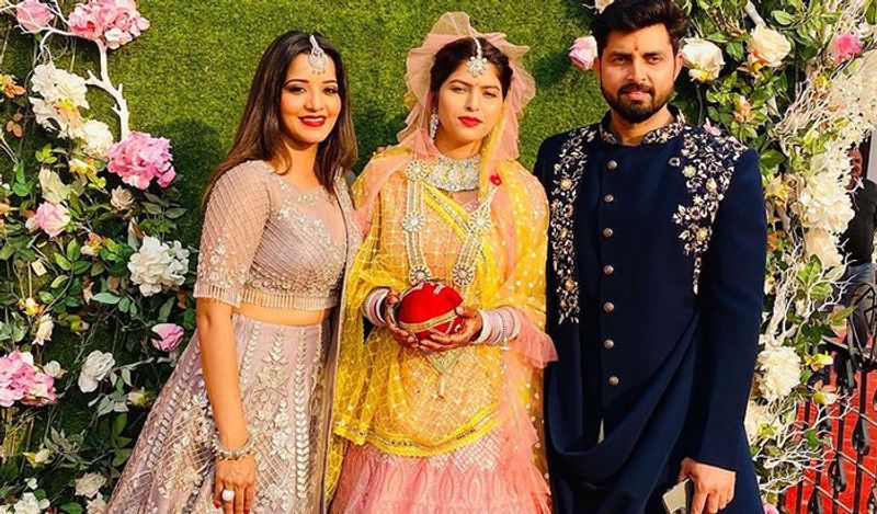बता दें, मोनालिसा की ननद रिया सिंह की शादी पिछले साल 10 फरवरी को लाइफ टाइम ब्वॉयफ्रेंड गौरव रघुवंशी से हुई थी। रिया की हल्दी और संगीत सेरेमनी की रस्में उनके पैतृक आवास आजमगढ़ के करमइनी गांव में हुई थी।

