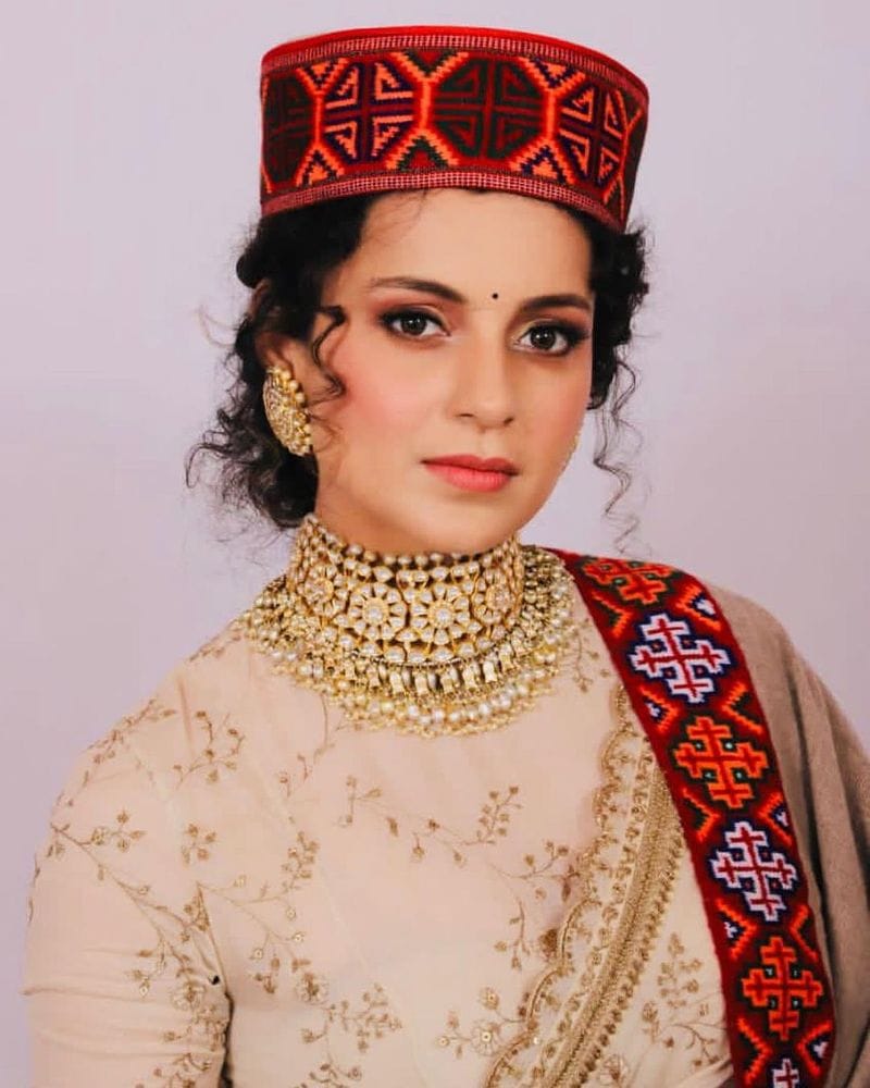 இந்நிலையில் கங்கனா ரனாவத் தொலைக்காட்சி பேட்டி ஒன்றில், ஹிந்தி பாடல் ஆசிரியர் ஜாவித் அக்தர், ரித்திக் ரோஷன் உடனான உறவில் இருக்கும் பிரச்சினைக்காக தன்னை அவர் அமைதி காக்கும்படி கூறியதாக தெரிவித்தார். ஆனால் ஜாவித் அக்தர் இதனை அடியோடு மறுத்ததோடு, தன்னுடைய புகழுக்கு களங்கம் விளைவிக்கும் வகையில் கங்கனா செயல்படுவதாக தெரிவித்திருந்தார்.