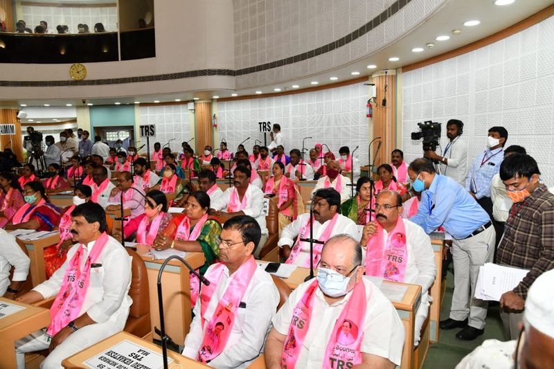 జీహెచ్ఎంసీ మేయర్, డిప్యూటీ మేయర్ ఎన్నిక కోసం హాజరైన టీఆర్ఎస్ సభ్యులు