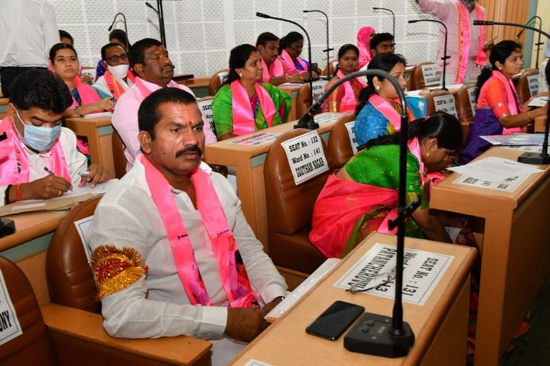 జీహెచ్ఎంసీ మేయర్ ఎన్నికకు ముందు సమావేశానికి హాజరైన కార్పోరేటర్లు