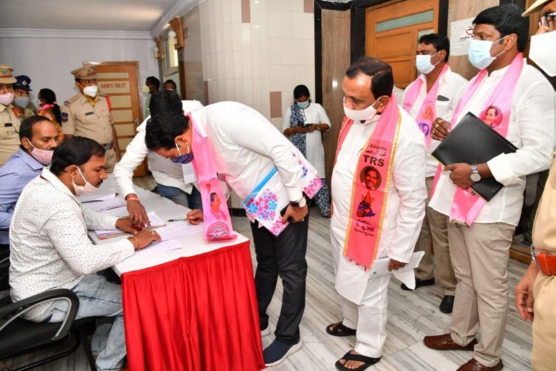 జీహెచ్ఎంసీ మేయర్ ఎన్నికకు సంబంధించి సమావేశానికి హజరౌతున్న ప్రజా ప్రతినిధులు