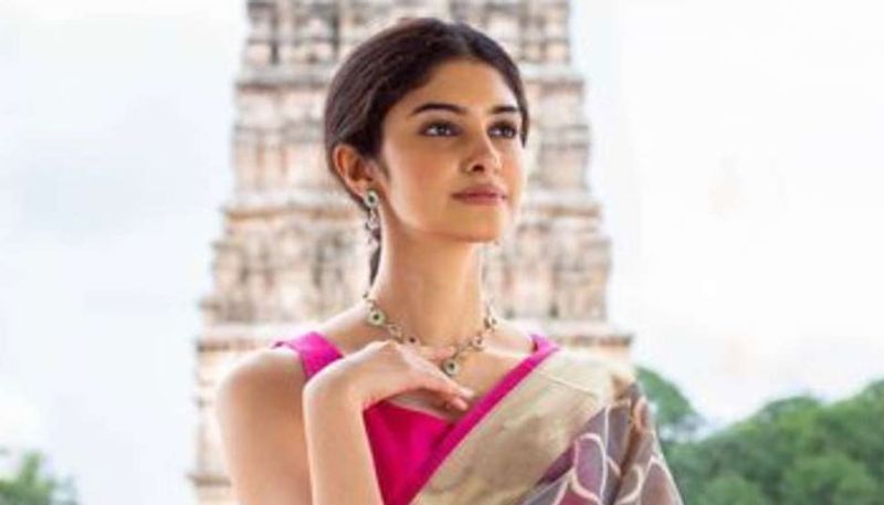 మిస్ ఇండియా 2019 సుమన్ రావు మానసకు కిరీటాన్ని బహూకరించారు.