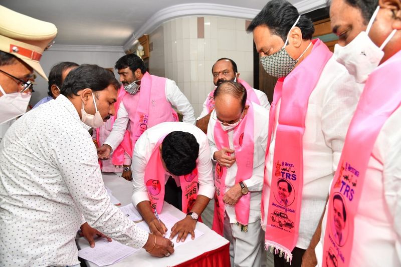 జీహెచ్ఎంసీ మేయర్ ఎన్నిక సందర్భంగా సమావేశానికి హాజరైన ప్రజా ప్రతినిధులు సంతకాలు చేస్తున్న దృశ్యం