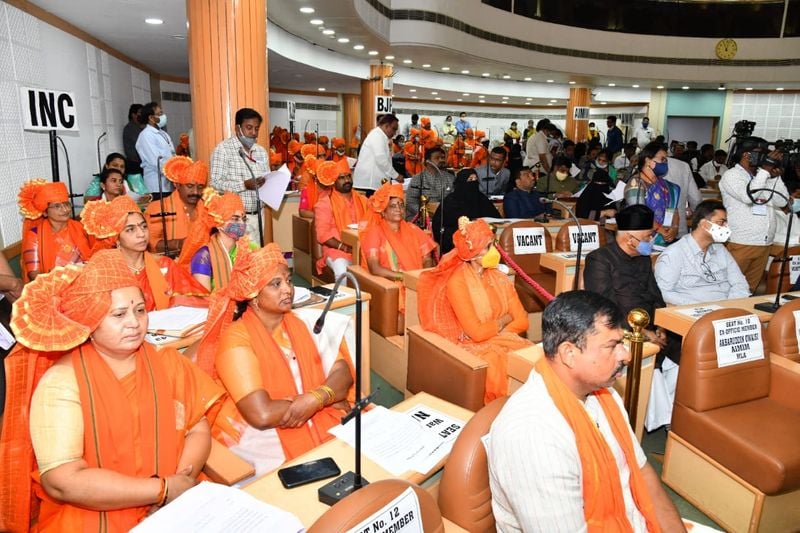 జీహెచ్ఎంసీ మేయర్ ఎన్నిక సందర్భంగా నిర్వహించిన సమావేశానికి హాజరైన బీజేపీ కార్పోరేటర్లు