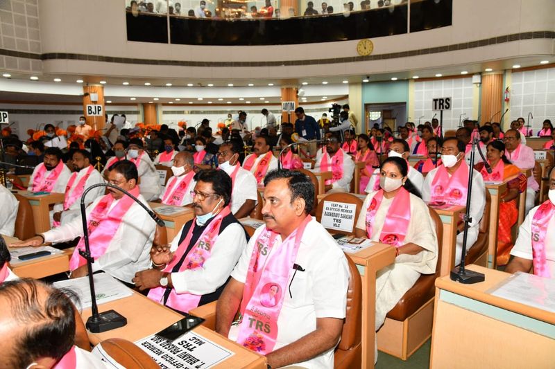 జీహెచ్ఎంసీ మేయర్ ఎన్నికను పురస్కరించుకొని సమావేశానికి హాజరైన టీఆర్ఎస్ ప్రజా ప్రతినిధులు