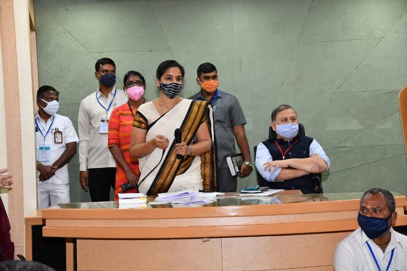 జీహెచ్ఎంసీ మేయర్ ఎన్నిక సందర్భంగా విధి విధానాలను వివరిస్తున్న ఎన్నికల అధికారి శ్వేత మహంతి