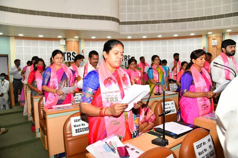 ప్రమాణం చేస్తున్న కార్పోరేటర్లు