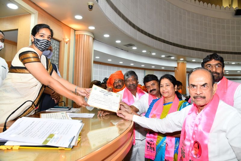 జీహెచ్ఎంసీ డిప్యూటీ మేయర్ గా ఎన్నికైన మోతె శ్రీలత ఎన్నికల అధికారి నుండి ధృవీకరణ పత్రం అందుకొంది