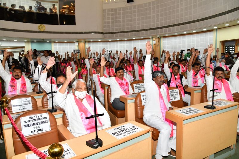 జీహెచ్ఎంసీ మేయర్, డిప్యూటీ మేేయర్ అభ్యర్ధులకు అనుకూలంగా చేతులు ఎత్తిన టీఆర్ఎస్ ప్రజా ప్రతినిధులు