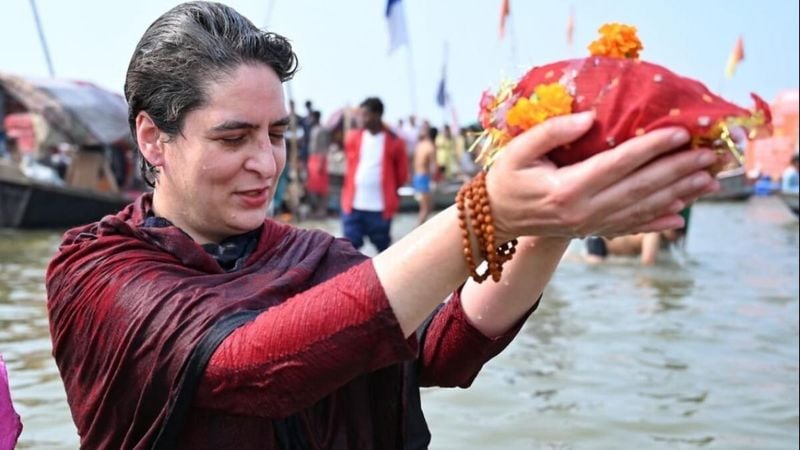 कांग्रेस महासचिव प्रियंका गांधी वाड्रा अरैल घाट पर स्नान की। इसके बाद उन्होंने पूजा पाठ भी किया।
