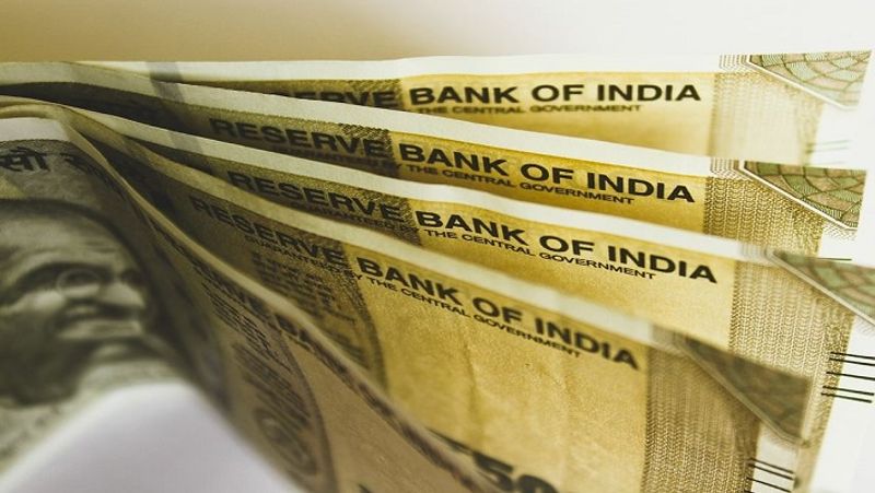 इस स्कीम के तहत पोस्ट ऑफिस में अकाउंट खोलने के लिए पहले से सेविंग्स अकाउंट का होना जरूरी है। खाता खोलने के लिए आईडी प्रूफ होना जरूरी है। आईडी प्रूफ के लिए आधार कार्ड, वोटर आईडी कार्ड या ड्राइविंग लाइसेंस दिया जा सकता है। साथ में पासपोर्ट साइज का 2 फोटोग्राफ भी देना होगा। वहीं, ऐड्रेस प्रूफ के लिए सरकार द्वारा जारी आईडी कार्ड या यूटिलिटी बिल दिया जा सकता है। (फाइल फोटो)