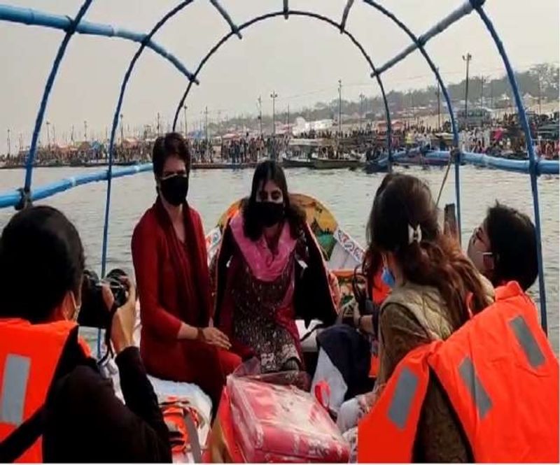 प्रियंका गांधी ने बिना लाइफ जैकेट नाव की सवारी की है। इस दौरान नाव पर उनकी बेटी के अलावा और भी कई महिला नेता सवार थीं, जो लाइफ ज ैकेट पहन रखीं थी। 