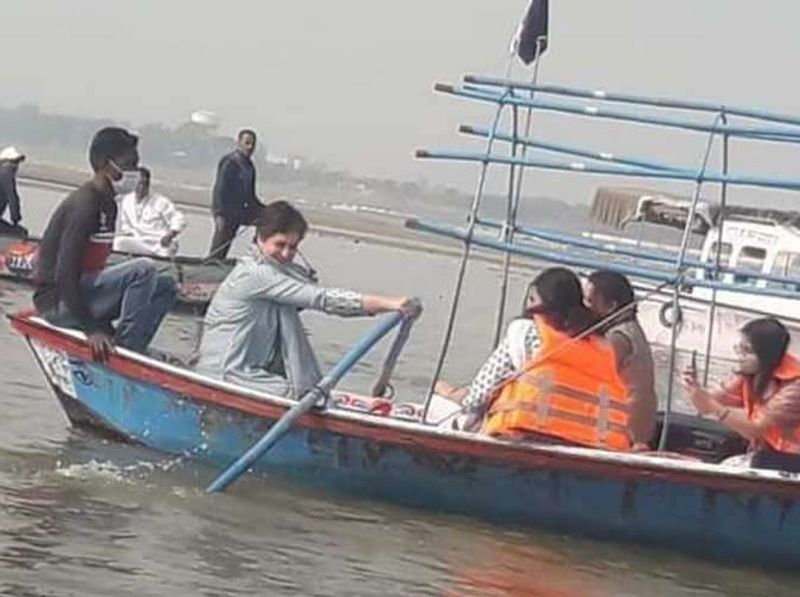 प्रियंका गांधी वाड्रा ने भी आज संगम में डुबकी लगाई। यहां उन्होंने स्नान और पूजा पाठ के बाद नाव भी चलाई। जिसकी तस्वीरें भी सामने आईं है, जिसमें वह दोनों हाथों से नाव चलाती दिख रही है। 