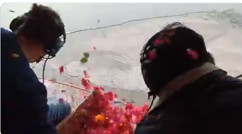 बताते चले कि प्रियंका गांधी कि इस के दौरे के दौरान एक अजब संयोग भी बना। जब नाव पर सवार होकर संगम जा रहे थीं तो उसी वक्त योगी सरकार की तरफ से हेलीकॉप्टर के जरिए माघ मेले में मौजूद श्रद्धालुओं पर फूलों की बारिश हो रही थी। इस दौरान प्रियंका गांधी व उनके साथ आए लोगों पर भी फूलों की बारिश हुई।
