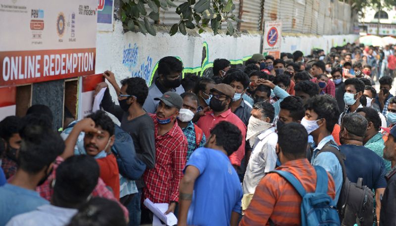 చెన్నై చెపాక్లోని ఏంఏ చిదంబరం క్రికెట్ స్టేడియంలో జరగనున్న రెండో టెస్టు మ్యాచ్ టికెట్ల కోసం ప్రేక్షకులు క్యూ...