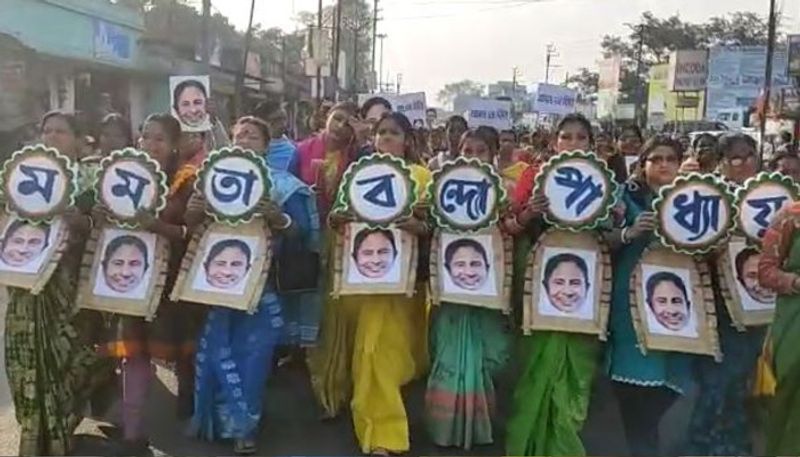 <p style="text-align: justify;">গত নির্বাচনে তৃণমূলের প্রার্থীতালিকার প্রায় ৩৩ শতাংশ ছিলেন মহিলা। এবার মহিলা প্রার্থীর সংখ্যা আরও বাড়ানো হবে বলে জানিয়েছে দলের সূত্র।</p>
<p style="text-align: justify;"> </p>