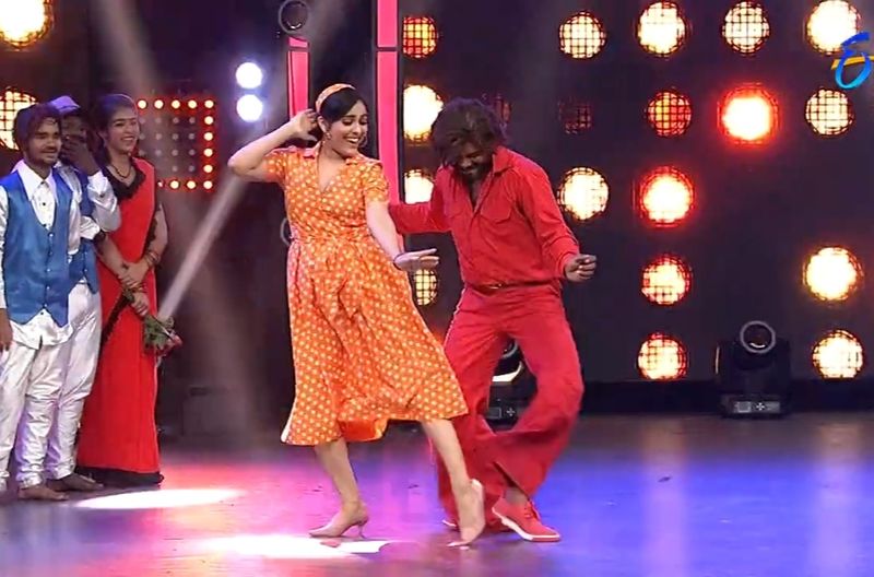 గత కొన్ని సీజన్స్ గా ఢీ వేదికపై రష్మి వెంటపడే ప్రేమికుడిగా సుధీర్ కనిపిస్తున్నాడు.
