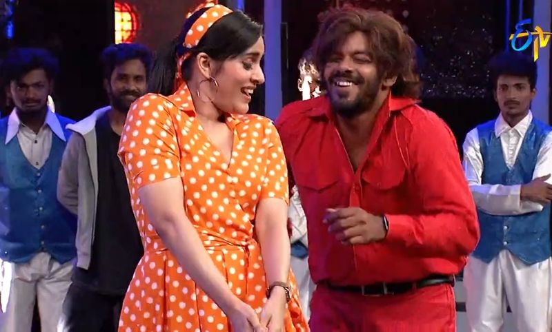 ఢీ షోలో రష్మీ, సుధీర్ రొమాన్స్ సక్సెస్ కావడంతో, షో నిర్వాహకులు వీరిద్దరిపై ప్రత్యేక ఫోకస్ పెట్టారు.