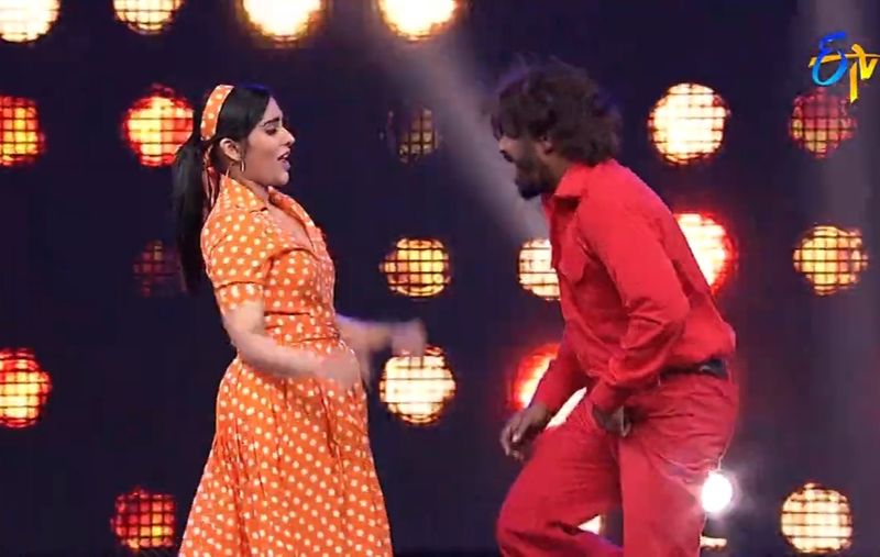 ఎప్పటిలాగే ఓ సాంగ్ తో రష్మీ, సుధీర్ వేదికపై కలిసి డాన్స్ చేయడం జరిగింది. ఎప్పుడూ రొమాంటిక్ సాంగ్స్ చేసే వీరిద్దరూ ఈ సారి మాస్ సాంగ్ ఎంచుకున్నారు.