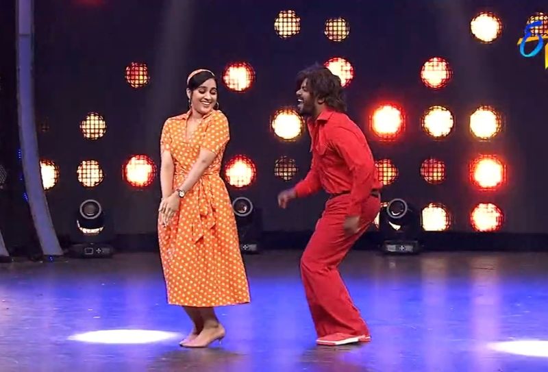 బావగారు బాగున్నారా సినిమాలో రంభ, చిరంజీవిల కాంబినేషన్ లో వచ్చే మాస్ సాంగ్... ఆంటీ కూతురా అమ్మో అప్సరా' సాంగ్ కి వీరిద్దరూ మాస్ స్టెప్స్ వేసి ఆకట్టుకున్నారు.