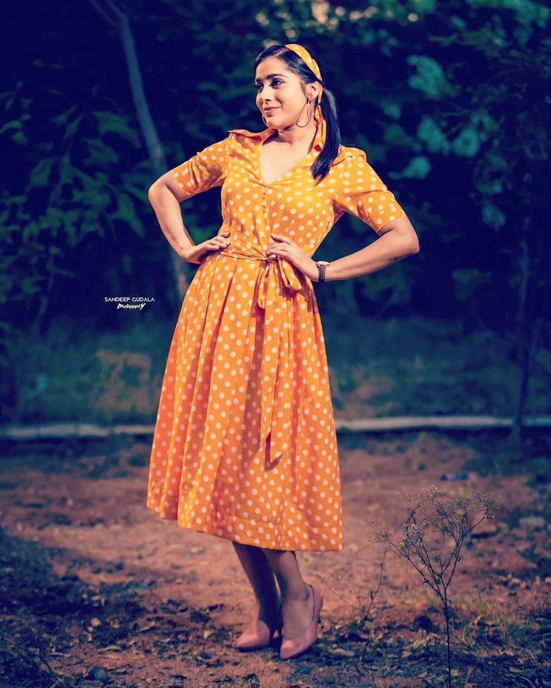 ఢీ షో కోసం రష్మీ రెట్రో లుక్ కి సంబందించిన ఫోటోలు సోషల్ మీడియాలో పంచుకోగా వైరల్ అవుతున్నాయి.