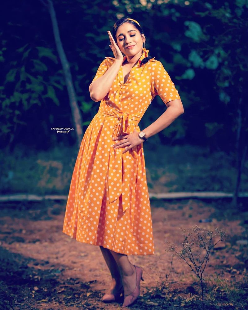 ఓల్డ్ ట్రెండ్ లో కొత్తగా కనిపిస్తున్న రష్మీని చూసి ఫ్యాన్స్ వావ్ అంటున్నారు.