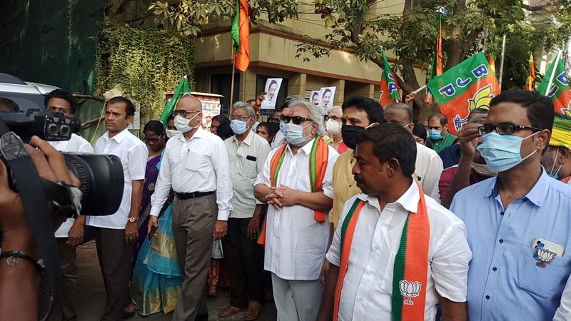 நேற்று தமிழக பாஜக தலைமை அலுவலகமான கமலாலயத்தில் அக்கட்சியின் மாநில தலைவர் எல்.முருகனை நடிகர் ராம்குமாரும், அவருடைய மகன் துஷ்யந்தும் சந்தித்தனர். இன்று தேசிய பொதுச்செயலாளர் சி.டி.ரவி முன்னிலையில் அக்கட்சியில் இணைய உள்ளது குறித்து ஆலோசனை நடந்ததாகவும் கூறப்பட்டது.