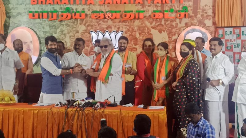குஜராத்தில் முதலமைச்சராக இருந்த காலத்தில் இருந்தே நான் மோடியின் ரசிகன். அவரை நீண்ட வருடங்களாக கவனித்து வருகிறேன். குஜராத்திலும், பாஜகவிலும் எனக்கு நிறைய நண்பர்கள் இருக்கிறார்கள் அவரால் ஈர்க்க பட்டே பாஜகவில் இணைய உள்ளதாக தெரிவித்தார். 