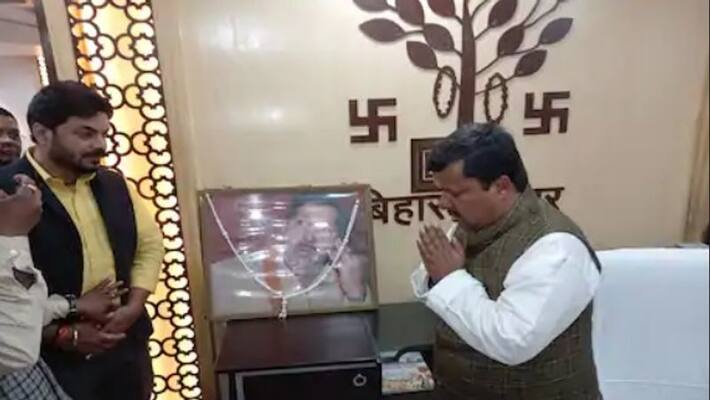 Nitin Ramesh became minister for the first time, the ministry arrived with the father's picture, made prayers before sitting in the chair asa Nitin Ramesh became minister for the first time, the ministry arrived with the father's picture, made prayers before sitting in the chair asa