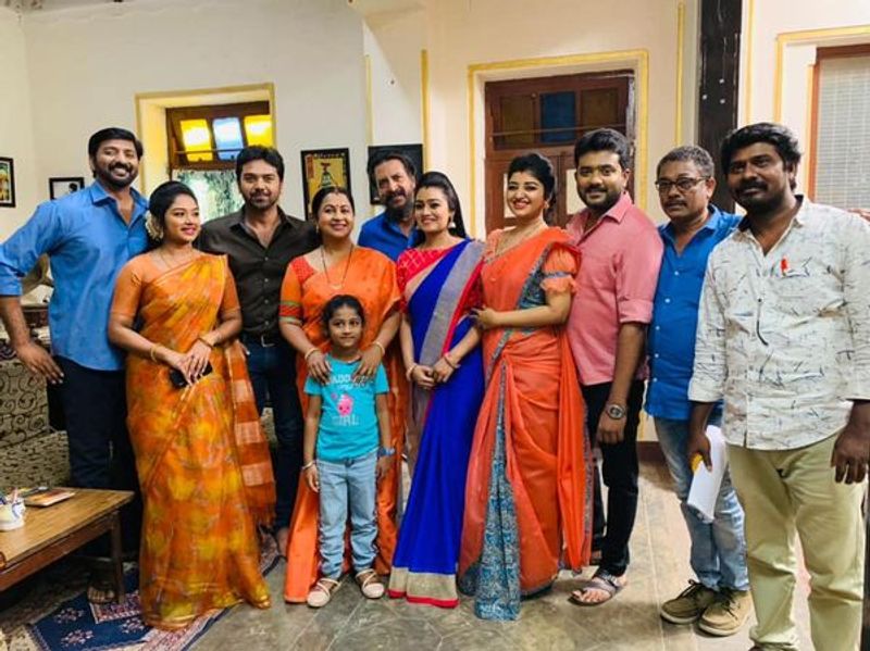 <p>சமீபத்தில் அந்த சீரியலில் இருந்து விலகிய ராதிகா புன்னகையோடு... தன்னுடைய குழுவினரிடம் இருந்து விடைபெற்ற புகைப்படங்களையும் சமூக வலைத்தளத்தில் பதிவு செய்திருந்தார். ரசிகர்கள் ராதிகாவை மிஸ் பண்ணுவதாக தங்களுடைய கருத்தை தெரிவித்து வந்தனர்.<br />
</p>