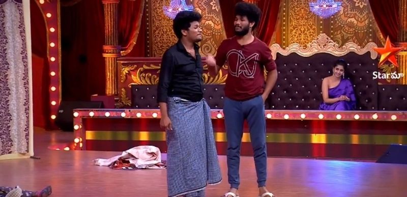 అవినాష్ తమ్ముడు అరియనాను అమ్మా అని పిలవడంతో, ఎవడ్రా నీకు అమ్మా... అంటూ అతని కాలర్ పట్టుకొని విదిలించేసింది.